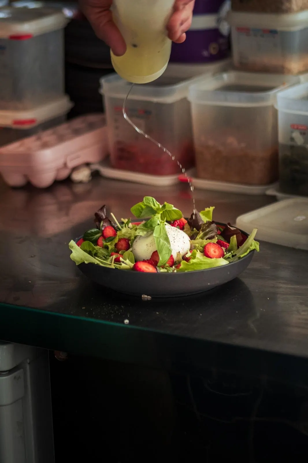 Dressage d'une burrata aux fraises et basilic en cuisine