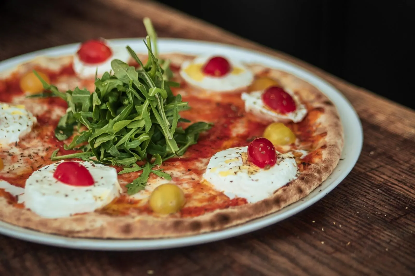 La pizza Dieci et son cornicione doré, taché par la cuisson