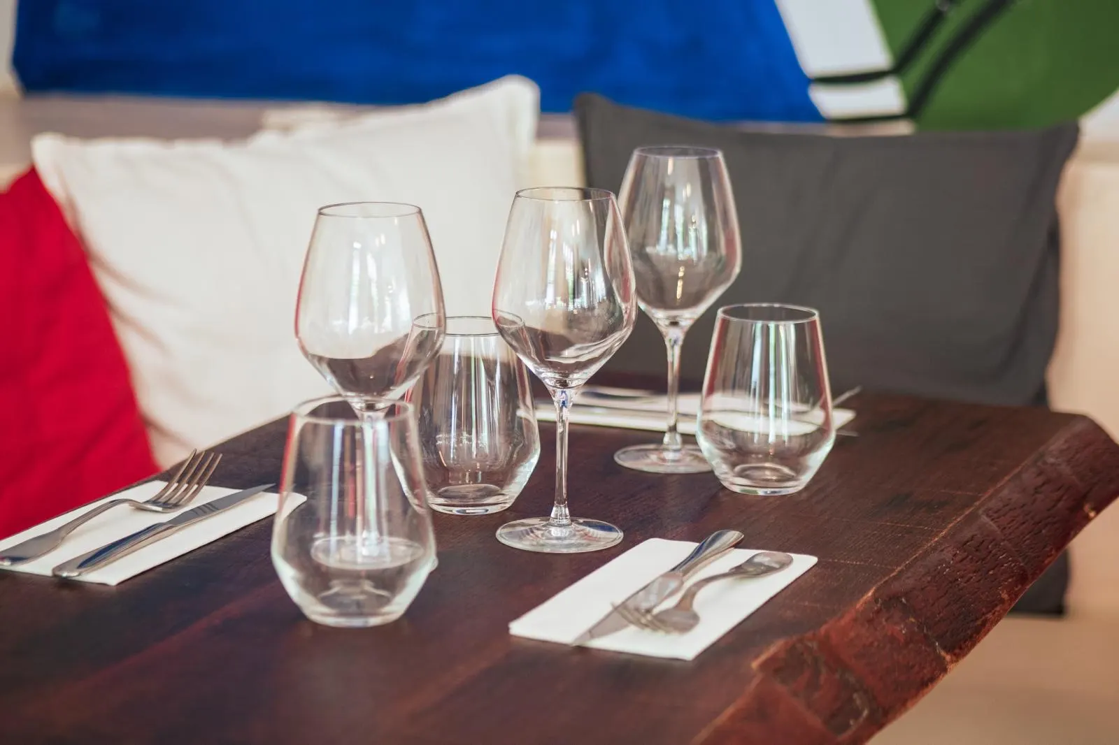 Table dressée devant des coussins rouge, blanc et vert