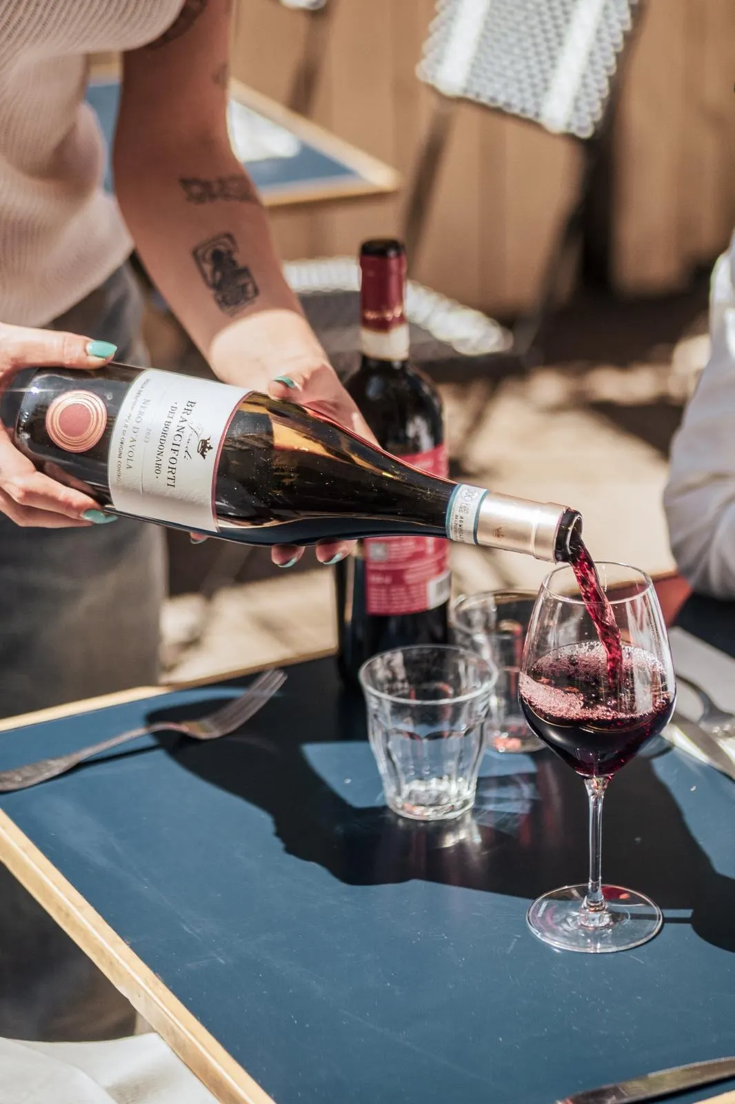 Service d'un verre de Nero d'Avola en terrasse